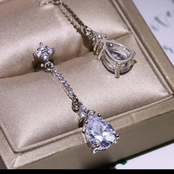 925 Gorgeous Sparkly Dangling Teardrop Earrings - Picture 5 of 5